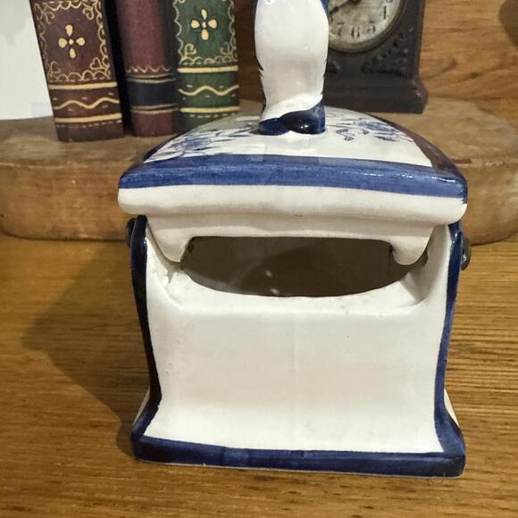 VTG Delft Style Blue White Porcelain Flat Iron Dresser Trinket Jewelry Box - Picture 4 of 9